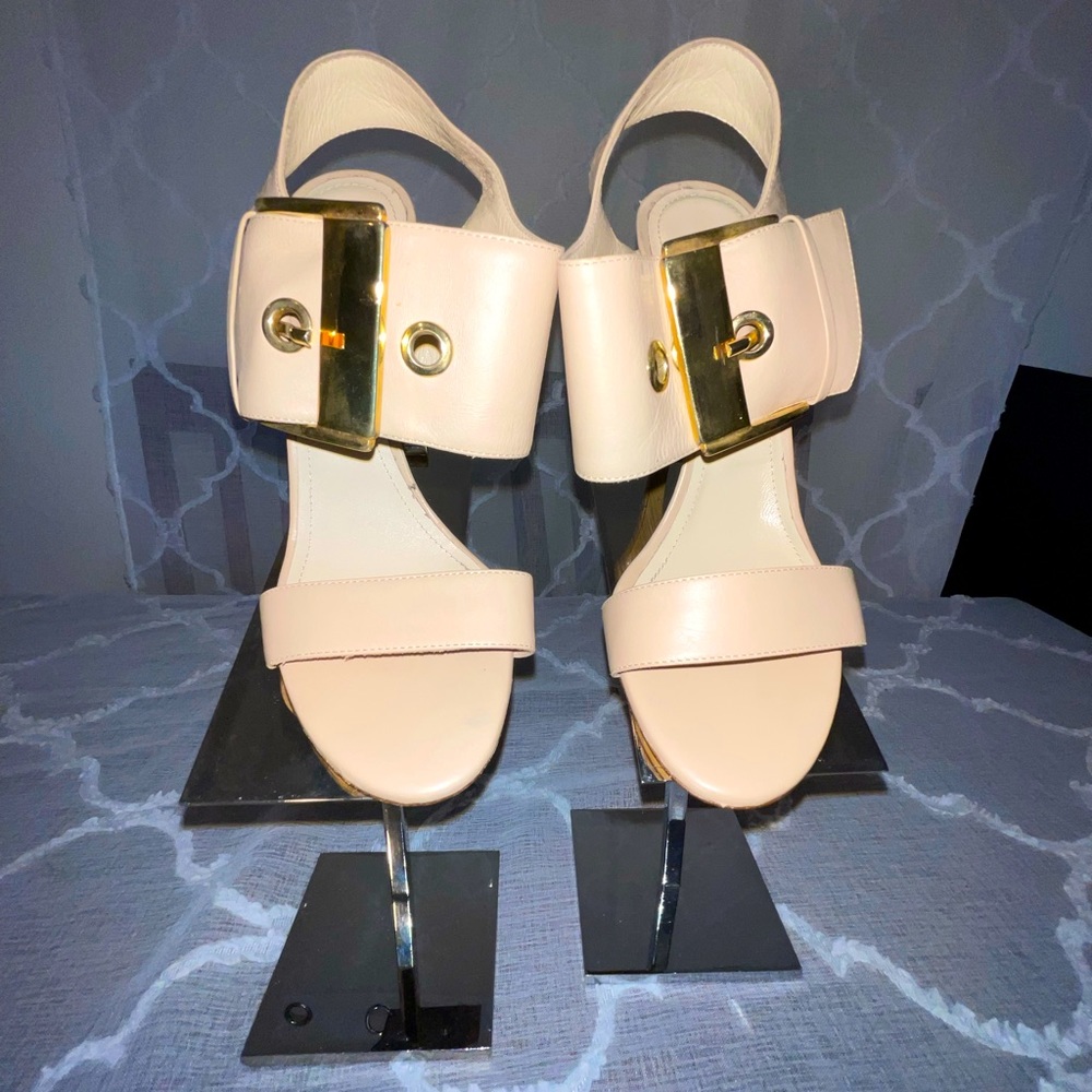 🚨🚨Charles David Gold Buckle 4” Size 8 Sandal🚨🚨